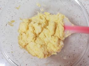 用硅胶铲压拌混合均匀。