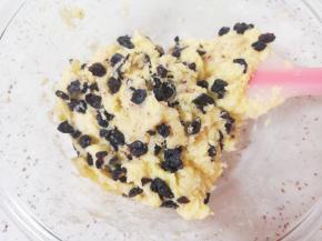 加入切好的蓝莓干，继续压拌混合均匀。