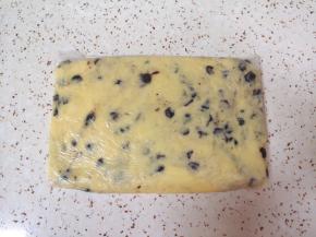 将混合好的面团装入保鲜袋，整理成长方形的面团，放入冰箱冷冻40分钟。