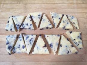 冷冻好的司康面团从冰箱取出，去掉保鲜袋，切成三角块。