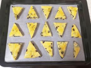 烤盘里铺上油纸，放上司康生胚，刷上一层全蛋液。