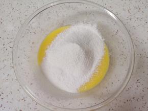 筛入低筋面粉。