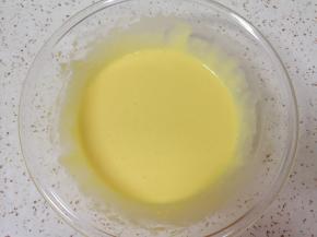 用手动打蛋器呈“Z”字形来回搅动至无干粉无颗粒，放在一边备用。