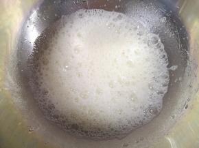 蛋清里面加入几滴柠檬汁，用电动打蛋器低速打发至粗泡状。