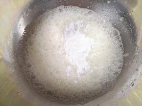 分两次加入糖粉。