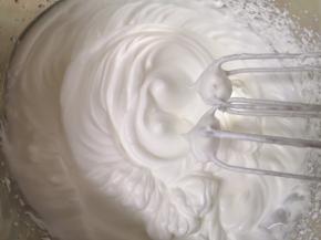 打发至提起打蛋器，打蛋器上出现小尖角就可以了。