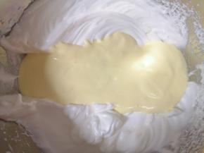 再把混合好的蛋黄糊倒回到剩下的三分之二蛋白里面，以同样的手法继续混合均匀。