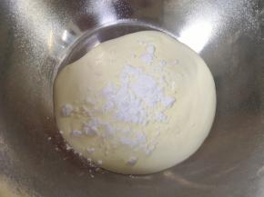 打蛋盆里倒入淡奶油，加入糖粉低速打发。