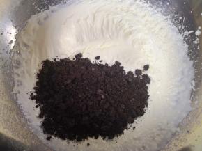 打发好的奶油里面加入奥利奥饼干碎混合均匀，放在冰箱里冷藏备用。