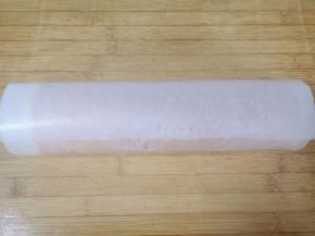 卷起来放在冰箱冷藏定型2小时左右。