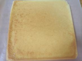 反过来倒扣在一张大一点的油纸上。