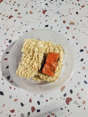 方便面放入微波炉专用碗中，放入半块火锅底料！