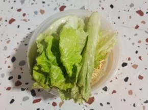 放入适量的生菜(或者白菜心)！