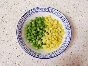 豌豆和甜玉米淘洗一下，控干水分。