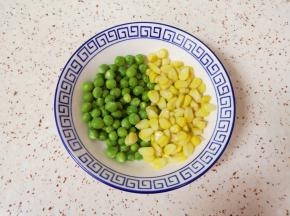 豌豆和甜玉米淘洗一下，控干水分。