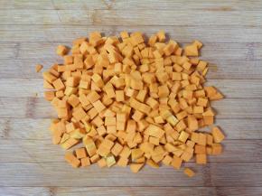 南瓜去皮去瓤洗干净，切成小丁。