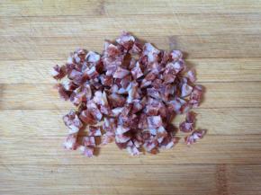 腊肠切成小丁。