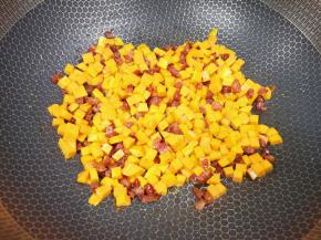 下入南瓜丁翻炒均匀。