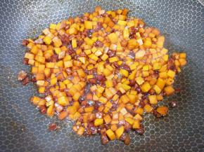 加入生抽和老抽，翻炒增香上色。