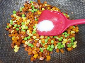 放盐调味（盐适当多加一点）。