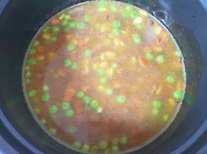 将炒好的腊肠南瓜丁倒入浸泡过的大米中。