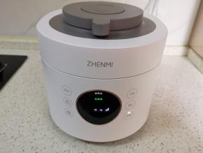 将饭煲内胆放入电压力锅里面，选择电压力锅的“营养蒸”功能，启动电压力锅。