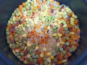 电压力锅自动跳至保温以后，再焖10分钟左右打开锅盖，香喷喷的腊肠南瓜饭就可以出锅啦！