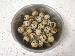 水里放1勺盐和3勺白醋搅拌均匀，放入鹌鹑蛋浸泡15分钟。