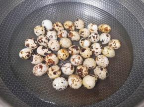 锅里放水，放入洗干净的鹌鹑蛋，大火烧开以后转中火煮5分钟关火焖3分钟。