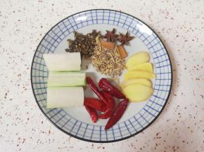 准备好八角、桂皮、小茴香、青花椒、干红辣椒、生姜、大葱和酱油。