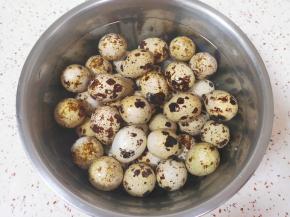 煮好的鹌鹑蛋捞出放凉水里浸泡几分钟，倒掉水备用。