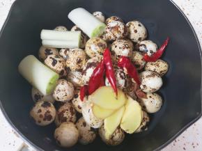 将鹌鹑蛋放入深一点的小锅里，放入准备好的大料。