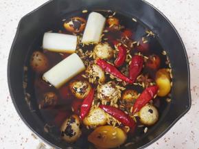 加水没过鹌鹑蛋，加入酱油和老抽，根据自己的口味放盐。