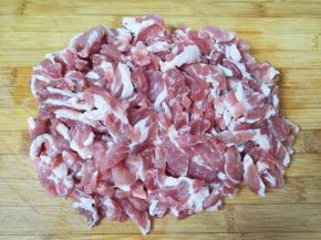 大肉切成片（喜欢吃肥一点的可以选择五花肉，瘦一点可以选择前腿肉）。