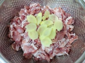 生姜切成片和大肉放在一起，加入料酒和盐。