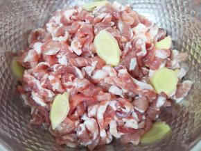 搅拌均匀腌制20分钟。