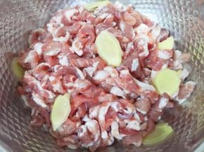 搅拌均匀腌制20分钟。