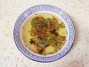 准备大料水:香叶、花椒、八角、桂皮和小茴香放入碗里，加入开水浸泡15分钟左右，滤出大料，留下大料水备用。