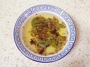 准备大料水:香叶、花椒、八角、桂皮和小茴香放入碗里，加入开水浸泡15分钟左右，滤出大料，留下大料水备用。