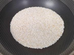 炒锅烧热倒入糯米，中小火不停的翻炒至糯米发黄，米香味飘出关火。