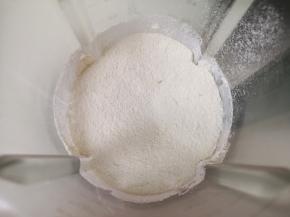 将炒好的糯米放入破壁机，搅拌1分钟左右打成糯米粉。