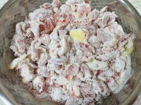 打好的糯米粉加入腌好的肉片里面，搅拌均匀。