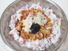 放盐、鸡精、胡椒粉、酱油和甜面酱，加入大料水。