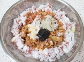 放盐、鸡精、胡椒粉、酱油和甜面酱，加入大料水。