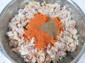 放辣椒粉和花椒粉。