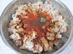 炒锅内倒适量的菜籽油烧热，浇在辣椒粉上面激出香味，加入红油搅拌均匀。