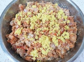 加入淘洗干净的大黄米。