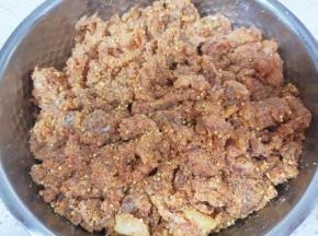 带上一次性手套，充分的抓捏均匀。