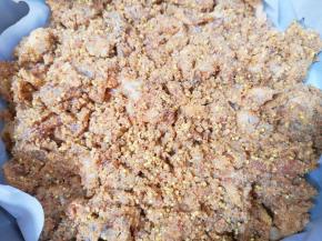 蒸锅里放水，篦子上铺上油纸，将拌好的肉肉平铺在上面，分两层放。