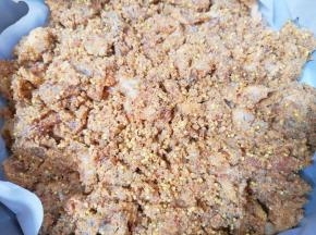 蒸锅里放水，篦子上铺上油纸，将拌好的肉肉平铺在上面，分两层放。